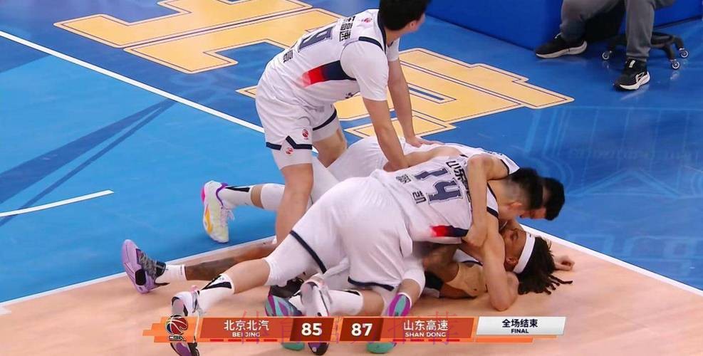 北京遭绝杀揪出最大罪人！拿600万半场1分，被人隔扣恼羞成怒+吃T