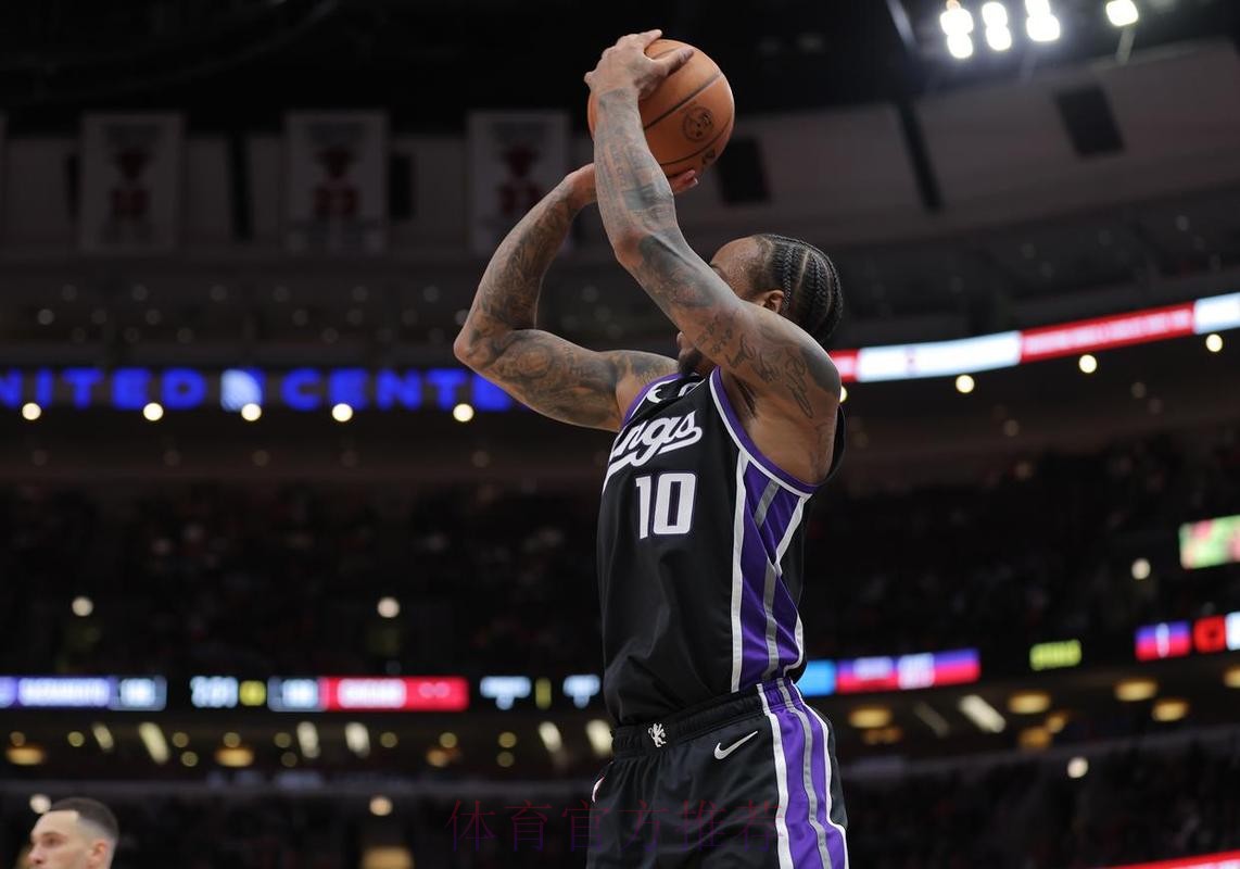 德罗赞漂移中投再中、6中6拿到13分，国王半场51-48领先火箭